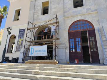 Θέατρο Απόλλων: Προχωρούν οι εργασίες τοποθέτησης νέων κουφωμάτων 