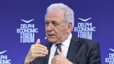 Ένταλμα άρσης ασυλίας για τον Δημήτρη Αβραμόπουλο από τις εισαγγελικές αρχές των Βρυξελλών