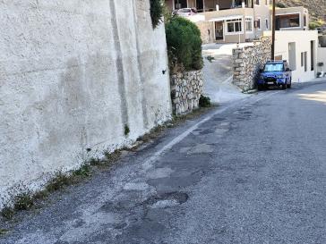 Δρόμος γεμάτος αυλάκια και λακκούβες 