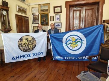 Δήμαρχοι Χίου και Μόρφου στη Σύρο για τον εορτασμό των 200 χρόνων της Ερμούπολης