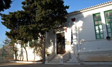 Σε τροχιά υλοποίησης η αποκατάσταση των όψεων του Δημοτικού Σχολείου