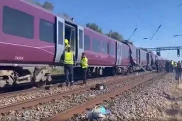 Σύγκρουση τρένων στο Μπέντφορντ: Ενας νεκρός και δεκάδες τραυματίες