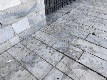  Απούσα η καθαριότητα μπροστά από το Τελωνείο  