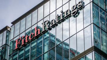 Fitch: Η ισχυρή ελληνική οικονομία αναβαθμίζει το προφίλ των τραπεζών