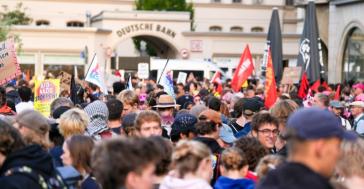 Γερμανία: Μπλόκο χιλιάδων διαδηλωτών στο συνέδριο του ακροδεξιού AfD στην Ερφούρτη