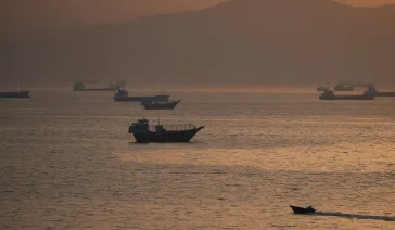 Ομάν και Ιράν σε τεντωμένο σχοινί για τα Στενά του Ορμούζ – Το σχέδιο για «ειδικά τέλη» που προκαλεί ανησυχία