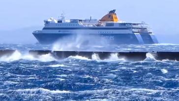 Blue Star Ferries: Αλλαγές και ακυρώσεις στα ακτοπλοϊκά δρομολόγια των Κυκλάδων λόγω θυελλωδών ανέμων