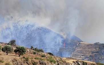 Φωτιά στην Πάρο: Χωρίς ρεύμα Φολέγανδρος και Σίκινος για την ασφαλή διεξαγωγή εναέριων ρίψεων νερού