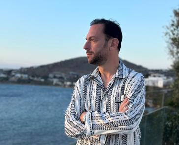 Η Σύρος του Μίλτου Μητσιά: «Ένα μικρόκοσμος αντιθέσεων, ένας τόπος με ιστορία, σύγχρονη ζωή και νιάτα»