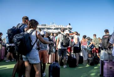 Κορυφώνεται η έξοδος των αδειούχων ενόψει 15αύγουστου: Γεμάτα πλοία, λεωφορεία και ουρές χιλιομέτρων στα σύνορα