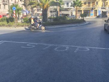 “Αόρατη” η οριζόντια σήμανση στην πλατεία Ηρώων 