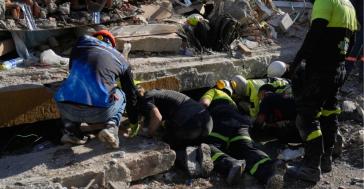 «Κάθε φορά που βρίσκουν κάποιον ζωντανό, ξαναγεννιέται η ελπίδα»: 254 οι νεκροί από τον σεισμό στην Κολομβία