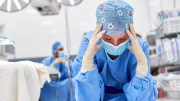 Με burnout οι γιατροί στα Επείγοντα: 1 στους 10 εγκαταλείπει την ειδικότητα