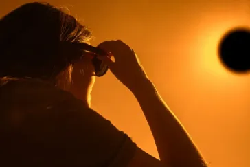 Η ολική έκλειψη της 12ης Αυγούστου γίνεται πεδίο δοκιμής για ένα όργανο που μπορεί να αλλάξει την ηλιακή φυσική