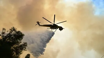 Φωτιά στα Μέγαρα: Σύγκρουση και πτώση δύο ελικοπτέρων στην Ψάθα