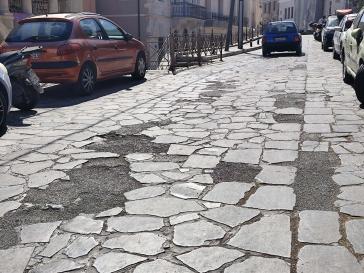 Συνεχής υποβάθμιση σε κεντρικό πλακόστρωτο στα Βαπόρια 