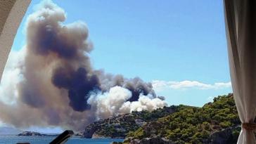 Φωτιά τώρα σε δασική έκταση στα Περιστέρια Σαλαμίνας