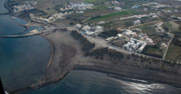 Αλλάζει εικόνα το παραλιακό μέτωπο του Μονολίθου στη Σαντορίνη