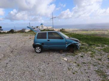 Επιχείρηση απομάκρυνσης εγκαταλελειμμένων οχημάτων στη Σαντορίνη