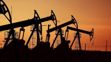 Πετρέλαιο: Έκτη ημέρα πτώσης για το Brent, υποχωρεί προς τα 98 δολάρια με φόντο τις συνομιλίες ΗΠΑ–Ιράν