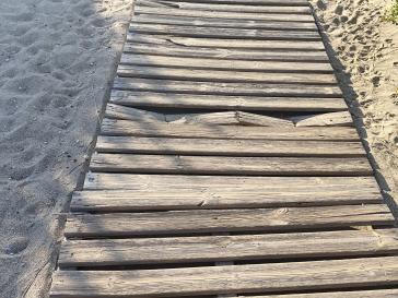 Απαιτείται αντικατάσταση ξύλινων διαδρόμων σε παραλίες 