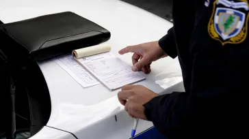 Η κάμερα έπιασε τον αρχιφύλακα που τα «τσέπωνε» από τις κλήσεις - Ο διάλογος με Πακιστανό μέσα στο αστυνομικό τμήμα Βόλου