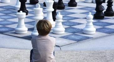 4ο Πειραματικό Δημοτικό Σχολείο Ερμούπολης: Δωρεάν μαθήματα σκάκι και μπριτζ για αρχάριους