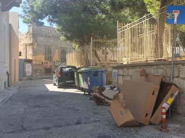 Σκουπιδότοπος στο σύστημα υπόγειων κάδων στην Κοίμηση 