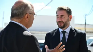 Ανδρουλάκης από τη Σαντορίνη: Ειδικά κίνητρα και ενίσχυση υποδομών στα νησιά