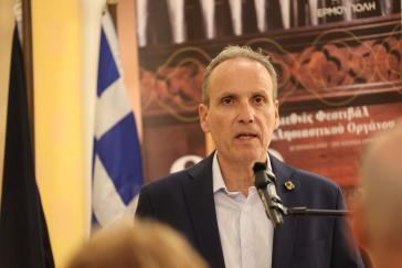 Παραδίδει τη “σκυτάλη” και αποχωρεί στα μετόπισθεν