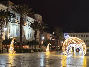 Σε εορταστικούς ρυθμούς μπαίνει σταδιακά η Σύρος