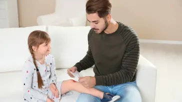 Το παιδί έπεσε και χτύπησε; 4 βήματα για να περιποιηθείτε σωστά μια πληγή