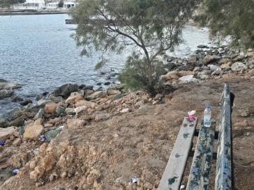 Σκουπίδια και αποτσίγαρα στο παραλιακό μέτωπο της Αζολίμνου