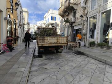 Φροντίδα πρασίνου στον πεζόδρομο της Ερμούπολης