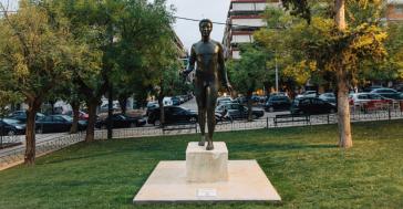Ο «Έφηβος» του Θανάση Απάρτη επέστρεψε στην Αθήνα μετά από 23 χρόνια και πήρε θέση στην πλατεία Αγίου Σώστη