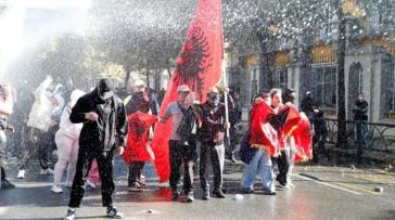 Πεδίο μάχης τα Τίρανα: Πετροπόλεμος, μολότοφ και βίαιες συγκρούσεις διαδηλωτών με την αστυνομία