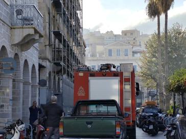 Φωτιά σε κτήριο στο κέντρο της Ερμούπολης