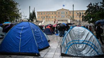 Φοιτητές κατασκηνώνουν στη πλατεία Συντάγματος