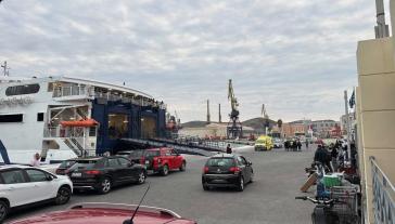 Σύρος: Φωτιά σε όχημα σε γκαράζ πλοίου
