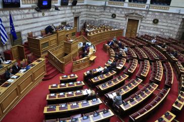 Κατατέθηκε στη Βουλή το πολυνομοσχέδιο με τις 120 δόσεις και χωρίς το μπλόκο στα μετρητά των courier
