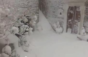 "Ντύθηκε" στα λευκά η Ιερά Μονή Παναχράντου στην Άνδρο (Βίντεο)