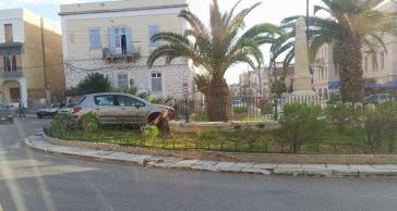 Τροχαίο ατύχημα: Όχημα "σκαρφάλωσε" στον κόμβο της Ηρώων Πολυτεχνείου 