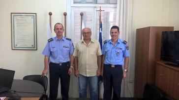 Η διοίκηση της Πυροσβεστικής Υπηρεσίας σε Σύρο και Ν. Αιγαίο στον διευθυντή της ΔΕΥΑΣ