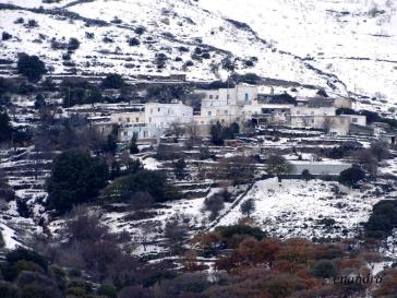 Κυκλαδονήσια “ντύθηκαν” στα λευκά 