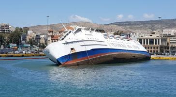 Εργασίες ανέλκυσης του πλοίου "Παναγία Τήνος"