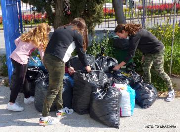 400 κιλά καπάκια στον Σύλλογο Στήριξης ΑμεΑ Κυκλαδων "Δικαίωμα"