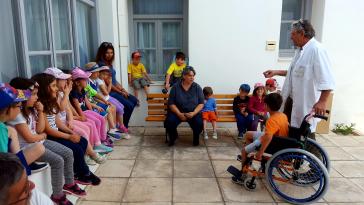 Παράδοση αναπηρικού αμαξιδίου στο Κ.Υ. Μήλου 