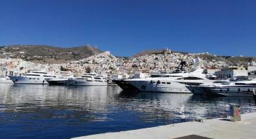 Εντυπωσιακές θαλαμηγοί κατακλύζουν την αρχοντική Σύρο 