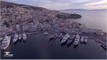 Πανοραμικά... πλάνα των εντυπωσιακών θαλαμηγών στην Ερμούπολη [Video] 