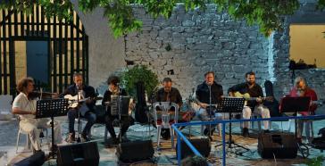 Στους ήχους του ρεμπέτικου η πρωτεύουσα των Κυκλάδων